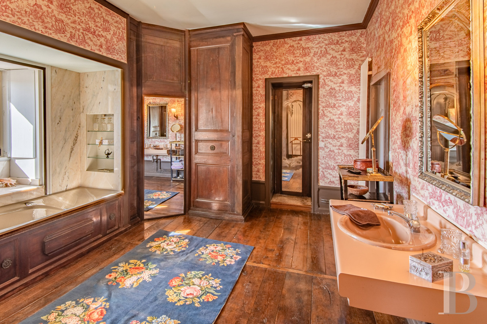 A 15th-century castle overlooking rolling farmland between Poitiers and Angoulême, in the Vienne region. - photo  n°23